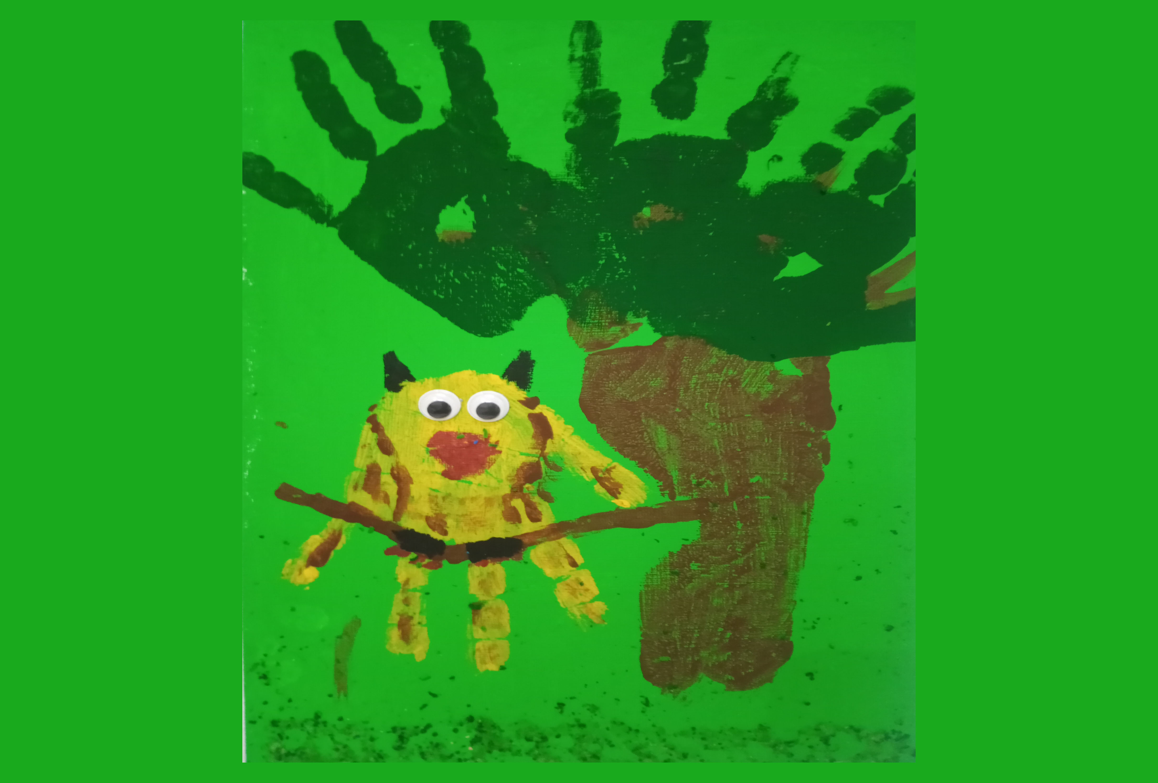 Bernardo Queiroz Gouveia - A pintura de tela representada pelo pé e mãos do pintor, descreve uma coruja assustada com o barulho do vento ao redor.